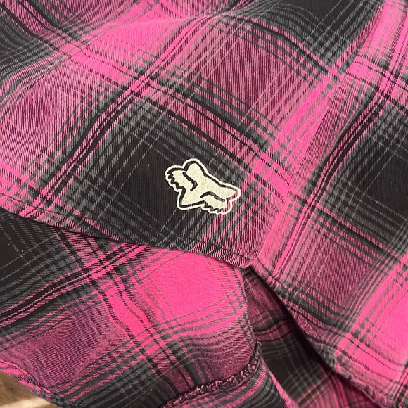 🌵=3/$20-FOX-Plaid Button-Up Shirt-“Pink & Black”-Size Lg but fits like a Medium - Picture 4 of 15